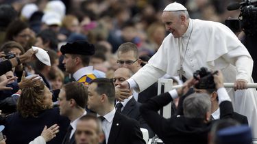 americateve | El papa Francisco saluda a los fieles en la Plaza de San Pedro durante su audiencia general semanal en el Vaticano, el mi&eacute;rcoles 20 de noviembre de 2013. (Foto AP/Gregorio Borgia)