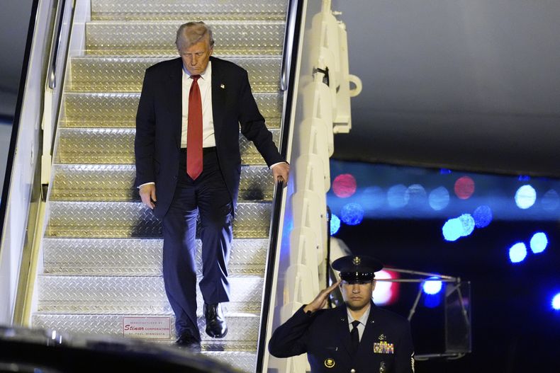 El presidente Donald Trump llega en el Air Force One al Aeropuerto Internacional de Palm Beach, el viernes 14 de marzo de 2025, en West Palm Beach, Florida. (AP Foto/Manuel Balce Ceneta)