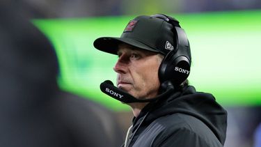 ARCHIVO - Kyle Shanahan, entrenador en jefe de los 49ers de San Francisco, observa el campo durante la segunda mitad del juego divisional de la NFL en contra de los Seahawks de Seattle, el 17 de enero de 2026, en Seattle. (AP Foto/John Froschauer, Archivo)