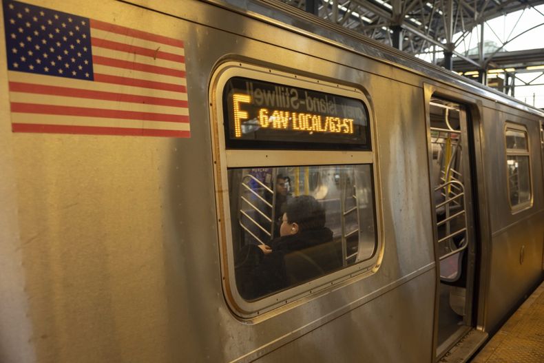 ARCHIVO - Viajeros en el tren F en la estación Coney Island-Stillwell Avenue, en Nueva York, el jueves 26 de diciembre de 2024. (AP Foto/Yuki Iwamura, Archivo)