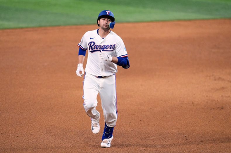 Kyle Higashioka, de los Rangers de Texas, recorre las bases luego de sacudir un jonrón de dos carreras en el juego del martes 7 de abril de 2026 ante los Marineros de Seattle (AP Foto/Tony Gutiérrez)