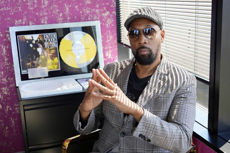 El músico, actor y cineasta RZA posa para un retrato en su oficina, el miércoles 28 de agosto de 2024, en Los Ángeles. (Foto AP/Chris Pizzello)