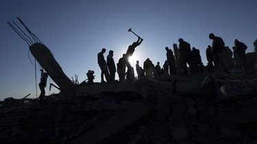 Palestinos buscan cadáveres y sobrevivientes entre los escombros de una casa destruida por un ataque aéreo israelí, el domingo 7 de enero de 2024, en Rafah, en el sur de la Franja de Gaza. (AP Foto/Fatima Shbair)