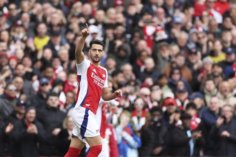 Mikel Merino festeja tras anotar el gol de Arsenal en la victoria 1-0 ante Chelsea en la Liga Premier, el domingo 16 de marzo de 2025, en Londres. (AP Foto/Ian Walton)