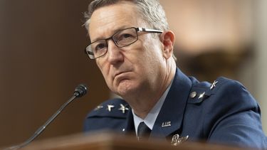 El teniente general John Caine (retirado), declara durante una audiencia de la Comisión de las Fuerzas Armadas del Senado para examinar su candidatura al ascenso a general y a jefe del Estado Mayor Conjunto del Departamento de Defensa, el martes 1 de abril de 2025, en Washington. (AP Foto/Manuel Balce Ceneta)