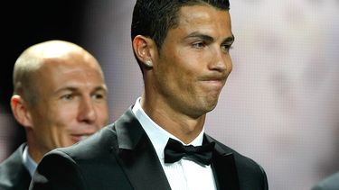 americateve | El jugador de Real Madrid, Cristiano Ronaldo, reacciona tras ganar el premio al futbolista del a&ntilde;o en Europa el jueves, 28 de agosto de 2014, en M&oacute;naco.(AP Photo/Claude Paris)