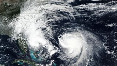 Esta imagen del lunes 29 de septiembre de 2025 publicada por la NASA muestra a la tormenta tropical Imelda, a la izquierda, y el huracán Humberto, en el océano Atlántico. (NASA Worldview, Earth Observing System Data and Information System (EOSDIS) via AP)