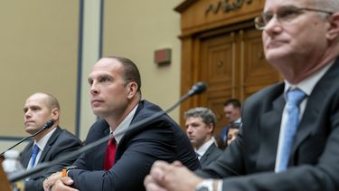 Ryan Graves, director ejecutivo de Safe Aerospace; el mayor retirado de la Fuerza Aérea estadounidense, David Grusch, y el comandante retirado de la armada estadounidense, David Fravor, de izquierda a derecha, testifican durante una audiencia sobre ovnis ante una subcomisión de supervisión de la Cámara de Representantes en el Capitolio, en Washington, el miércoles 26 de julio de 2023. (AP Foto/Nathan Howard)