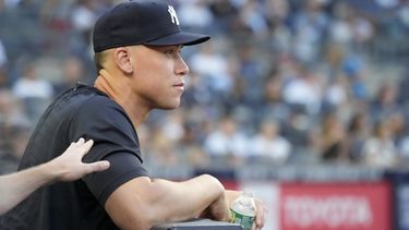 Aaron Judge, de los Yanquis de Nueva York, observa un juego desde la cueva el viernes 21 de julio de 2023 (AP Foto/Mary Altaffer)