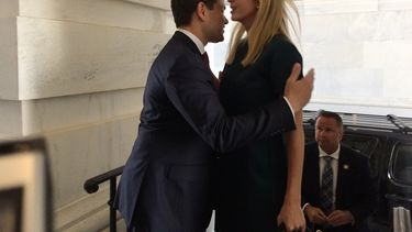 Marco Rubio bromea con foto de abrazo fallido a Ivanka Trump
