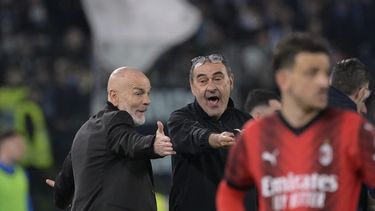 ARCHIVO - Los técnicos Stefano Pioli (izquierda) del AC Milan y Maurizio Sarri de Lazio discuten durante un partido de la Serie A italiana, el 1 de marzo de 2024, en Roma. (Fabrizio Corradetti/LaPresse vía AP)