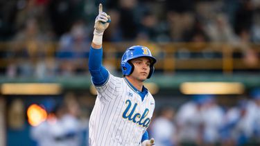 ARCHIVO - Roch Cholowsky, de UCLA, reacciona tras conectar un jonrón durante un partido de béisbol de la NCAA contra Texas Christian, el 20 de febrero de 2025, en Los Ángeles. (Foto AP/Kyusung Gong, Archivo)
