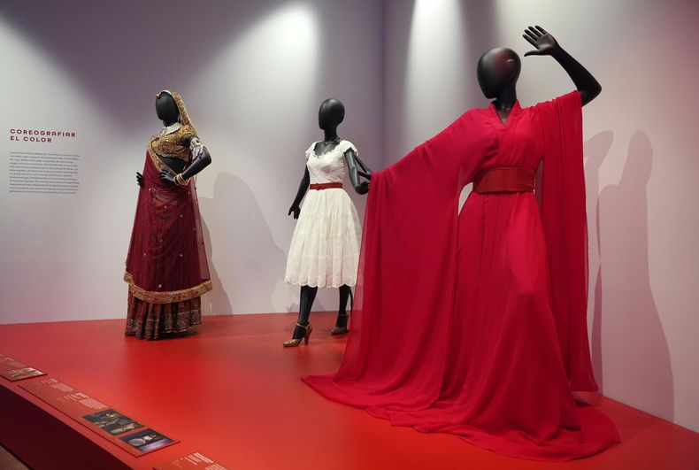 Vestuarios usados en las películas de derecha a izquierda Hero de 2002, West Side Story de 2021, y Jodhaa Akbar de 2008 en la exposición Color in Motion: Chromatic Explorations of Cinema (Color en Movimiento: Exploraciones Cromáticas del Cine) en el Museo de la Academia el martes 29 de octubre de 2024 en Los Angeles. (Foto AP/Chris Pizzello)