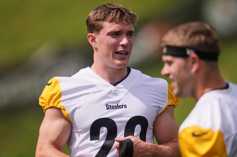 ARCHIVO - Eli Heidenreich, de los Steelers de Pittsburgh, participa en el campamento del equipo de la NFL en Latrobe, Pensilvania, el miércoles 29 de julio de 2026. (Foto AP/Gene J. Puskar, archivo)