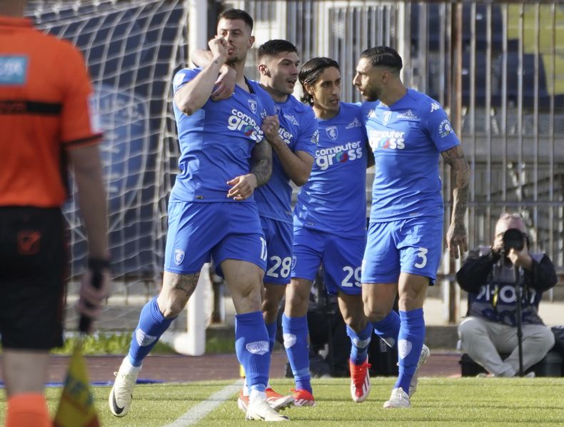 Alberto Cerri del Empoli celebra tras anotar el primer gol de su equipo en el encuentro ante Napoli en la Serie A el sábado 20 de abril del 2024. (Marco Bucco/LaPresse via AP)