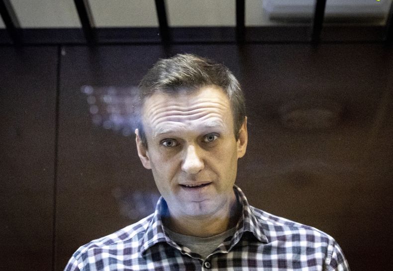 ARCHIVO - El líder opositor ruso Alexei Navalny observa a los fotógrafos desde una celda en el tribunal de distrito de Babuskinsky, el 20 de febrero de 2021, en Moscú, Rusia. (AP Foto/Alexander Zemlianichenko, archivo)