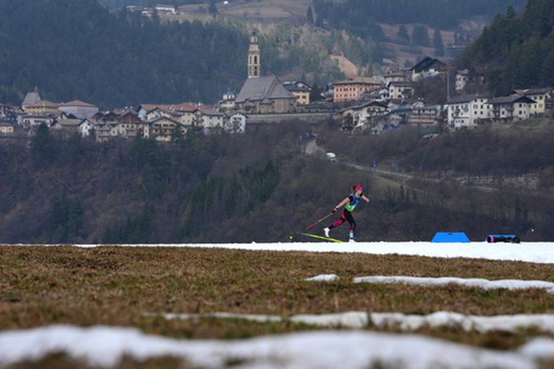 La canadiense Brittany Hudak compite en el esquí de fondo de los Juegos Paralímpicos de Invierno, el miércoles 11 de marzo de 2026, en Tesero, Italia. (AP Foto/Evgeniy Maloletka)