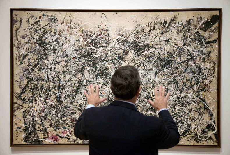 ARCHIVO - David Brenneman, director de colecciones y exposiciones del High Museum, habla sobre la pintura de Jackson Pollock Number 1A, exhibida como parte de una exposición en Atlanta, el jueves 6 de octubre de 2011. (Foto AP/David Goldman, archivo)
