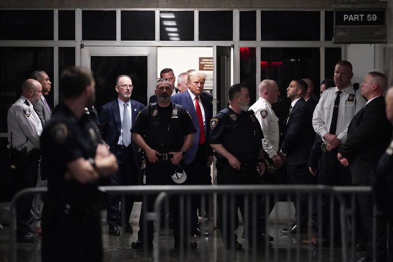 Archivo - El expresidente Donald Trump es escoltado a un tribunal el 4 de abril de 2023, en Nueva York. (AP Foto/Mary Altaffer, Archivo)