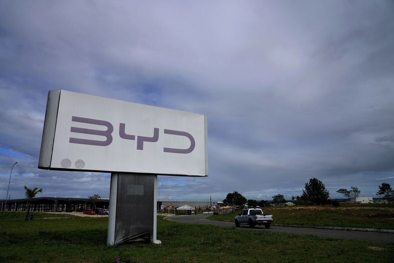 El letrero de BYD a la entrada de la fábrica de esa empresa en Camacari, en el estado de Bahía, Brasil, el 6 de marzo del 2025. (AP Foto/Eraldo Peres)