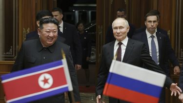 En esta imagen de archivo, el presidente de Rusia, Vladímir Putin (derecha), y el gobernante norcoreano Kim Jong Un sonríen durante una reunión en el aeropuerto internacional Pyongyang Sunan, el 19 de junio de 2024, a las afueras de Pyongyang, Corea del Norte. (Gavriil Grigorov, Sputnik, foto compartida del Kremlin vía AP, archivo)