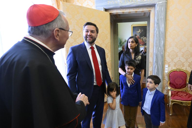 De izquierda a derecha, el secretario de Estado del Vaticano, el cardenal Pietro Parolin, recibe al vicepresidente de Estados Unidos, JD Vance, su hija Mirabel, su esposa Usha, y sus hijos Ewan y Vivek en el Vaticano, el sábado 19 de abril de 2025. (Medios Vaticanos via AP, HO)