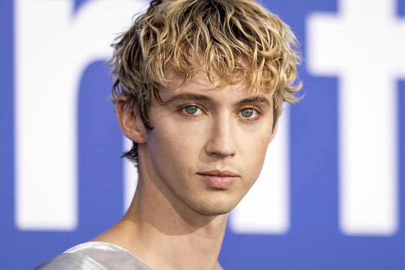 ARCHIVO - Troye Sivan en la gala benéfica amfAR Cinema Against AIDS en la 76a edición del festival de cine de Cannes en Cap dAntibes, Francia, el 25 de mayo de 2023. Rush de Sivan fue elegida como una de las canciones del año por The Associated Press. (Foto Vianney Le Caer/Invision/AP, archivo)