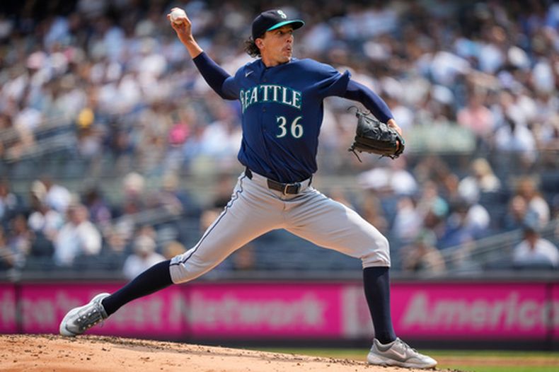 El lanzador de los Marineros de Seattle, Logan Gilbert (36), lanza durante la primera entrada de un partido de béisbol contra los Yakees de Nueva York, el jueves 13 de agosto de 2026, en Nueva York. (Foto AP/Yuki Iwamura)