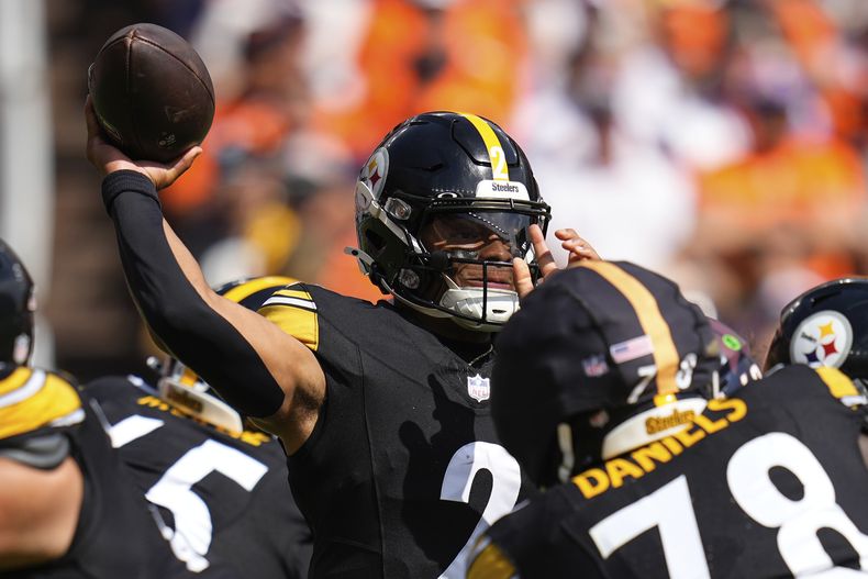 El quarterback Justin Fields (2) de los Steelers de Pittsburgh durante el juego ante los Broncos de Denver, el domingo 15 de septiembre de 2024, en Denver. (AP Foto/Jack Dempsey)