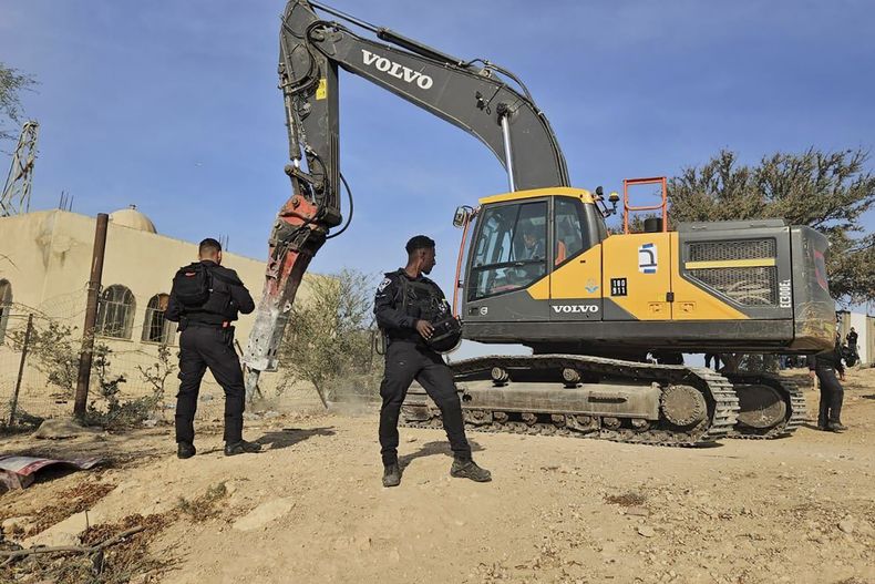 Esta foto proporcionada por la policía israelí, muestra a oficiales en la aldea beduina de Umm al-Hiran, en el sur de Israel, donde las autoridades israelíes demolieron la última construcción de la aldea, el jueves 14 de noviembre de 2024. (Policía israelí vía AP)