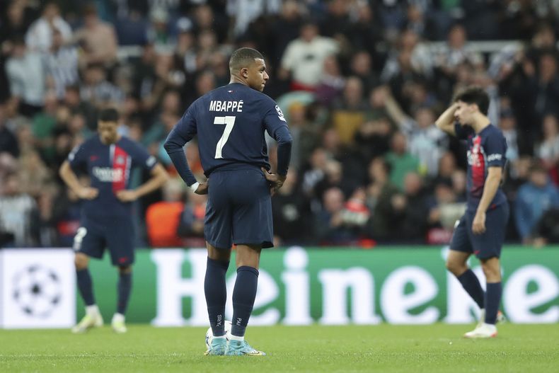 Kylian Mbappé del Paris Saint Germain reacciona durante el partido contra Newcastle en la Liga de Campeones, el miércoles 4 de octubre de 2023, en Newcastle. (AP Foto/Scott Heppell)