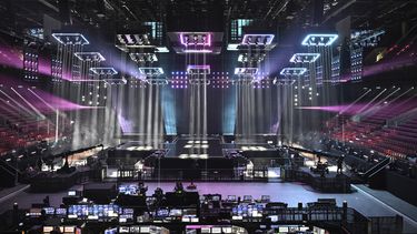 ARCHIVO - El escenario de Eurovisión en la Arena Malmo es mostrado en una conferencia de prensa en Malmo, Suecia, el 25 de abril de 2024. Los organizadores del Festival de la Canción de Eurovisión dicen que están dispuestos a eliminar cualquier bandera palestina o símbolo propalestino en el evento de la próxima semana en Suecia. (Johan Nilsson/TT News Agency via AP, archivo)