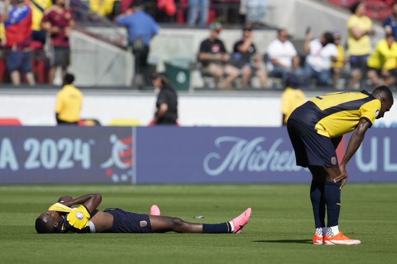 Los jugadores de Ecuador reaccionan tras la derrota 2-1 ante Venezuela por el Grupo B de la Copa América, el sábado 22 de junio de 2024, en Santa Clara, California. (AP Foto/Godofredo A. Vásquez)