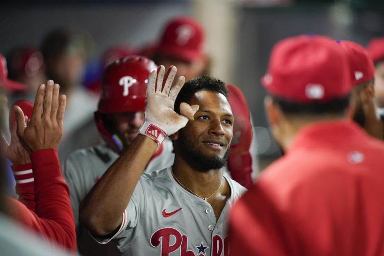 El dominicano Johan Rojas, de los Filis de Filadelfia, festeja en la cueva luego de batear un jonrón de dos carreras en el juego ante los Angelinos de Los Ángeles, el martes 30 de abril de 2024 (AP Foto/Ryan Sun)