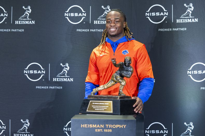ARCHIVO - El finalista del Trofeo Heisman, Ashton Jeanty, de Boise State, posa con el trofeo durante una conferencia de prensa de fútbol americano universitario, el viernes 13 de diciembre de 2024, en Nueva York. (AP Foto/Corey Sipkin, Archivo)