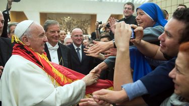 americateve | En esta imagen distribuida por el diario LOsservatore Romano, el Papa Francisco llega a una audiencia con estudiantes de la Universidad Gregoriana, en Sal&oacute;n Paulo VI, el jueves 10 de abril de 2014, en el Vaticano. (Foto AP/LOsservatore Romano)