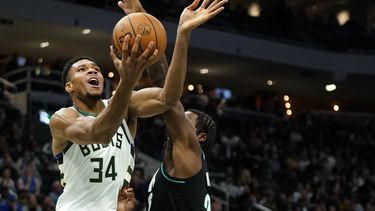 Con 37 puntos de Antetokounmpo, Bucks vencen a Trail Blazers