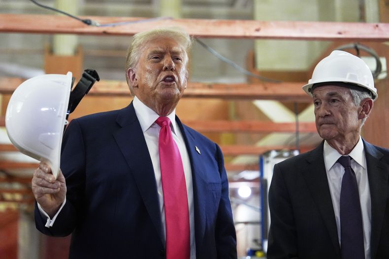 El presidente de Estados Unidos, Donald Trump, habla mientras el presidente de la Reserva Federal, Jerome Powell, escucha, en una visita a la sede del organismo, el jueves 24 de julio de 2025, en Washington. (AP Foto/Julia Demaree Nikhinson)