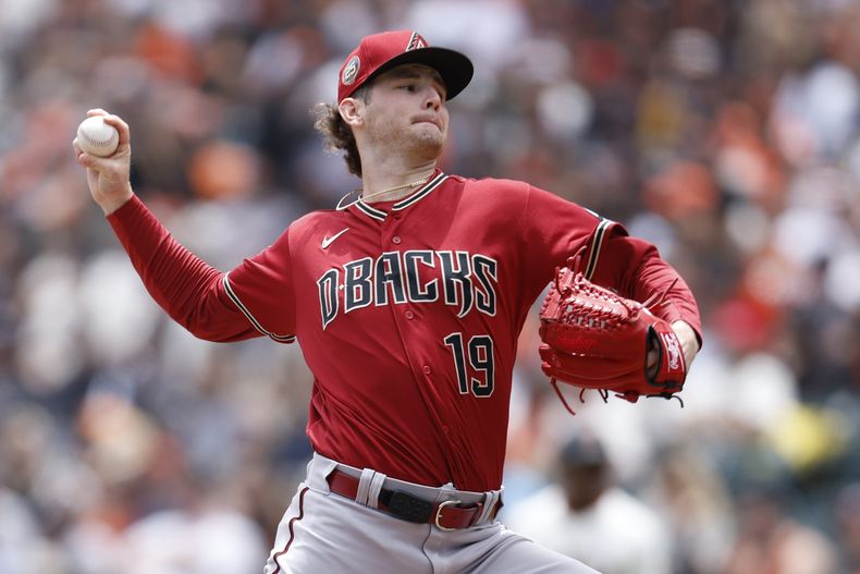 El abridor de los Diamondbacks de Arizona Ryne Nelson lanza en la primera entrada del encuentro ante los Gigantes de San Francisco el domingo 25 de junio del 2023. (AP Foto/Jed Jacobsohn)
