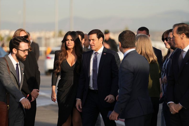 El secretario de Estado de Estados Unidos, Marco Rubio, en el centro, y la embajadora de Grecia, Kimberly Guilfoyle se ven en el aeropuerto internacional Eleftherios Venizelos cerca de Atenas, Grecia, antes de que Rubio suba a un avión, el jueves 8 de octubre de 2026. (AP Foto/Mark Schiefelbein, Pool)