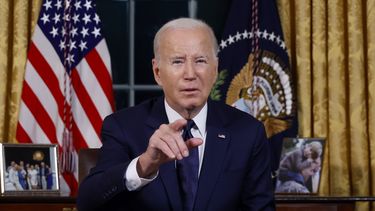 El presidente Joe Biden habla desde el Despacho Oval de la Casa Blanca el jueves 19 de octubre de 2023, en Washington, sobre la guerra en Israel y Ucrania. (Jonathan Ernst/Pool via AP)