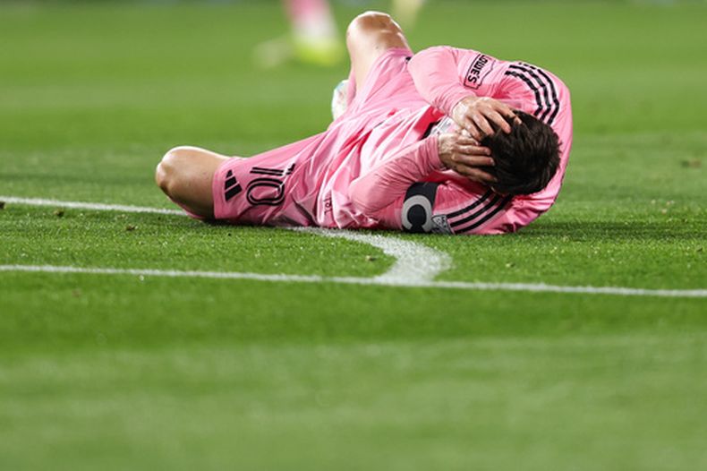 El argentino Lionel Messi, del Inter Miami, se lamenta en el césped durante el duelo del sábado 21 de febrero de 2026, ante Los Ángeles FC (AP Foto/Jessie Alcheh)
