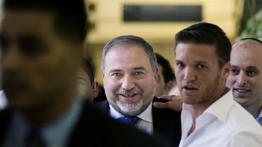 americateve | El ex ministro de relaciones exteriores Avigdor Lieberman, centro,  en una foto del 6 de noviembre del 2013, sonr&iacute;e a su saliida del Tribunal de Magistrados en Jerusal&eacute;n. El pol&iacute;tico radical regres&oacute; al cargo de canciller el lun