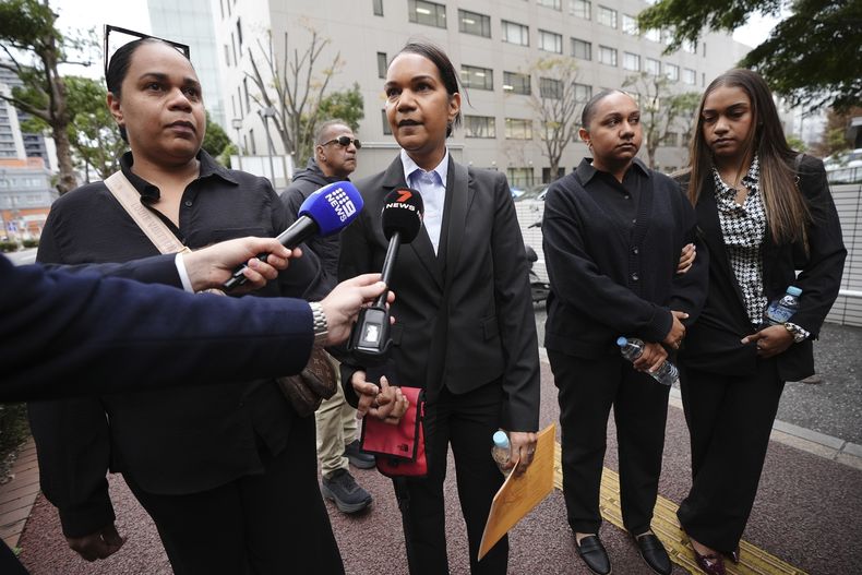 Familiares de la ciudadana australiana Donna Nelson hablan con los medios antes de dirigirse al Tribunal de Distrito de Chiba en el primer día del juicio contra Nelson por presuntamente intentar importar drogas a Japón, el lunes 18 de noviembre de 2024, en Chiba, al este de Tokio. (AP Foto/Eugene Hoshiko)