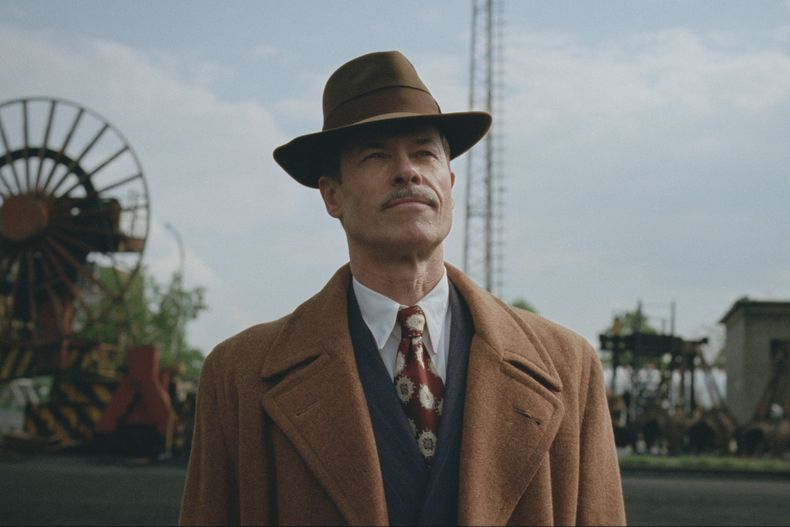 Esta imagen difundida por A24 muestra a Guy Pearce en una escena de The Brutalist. (Lol Crawley/A24 via AP)