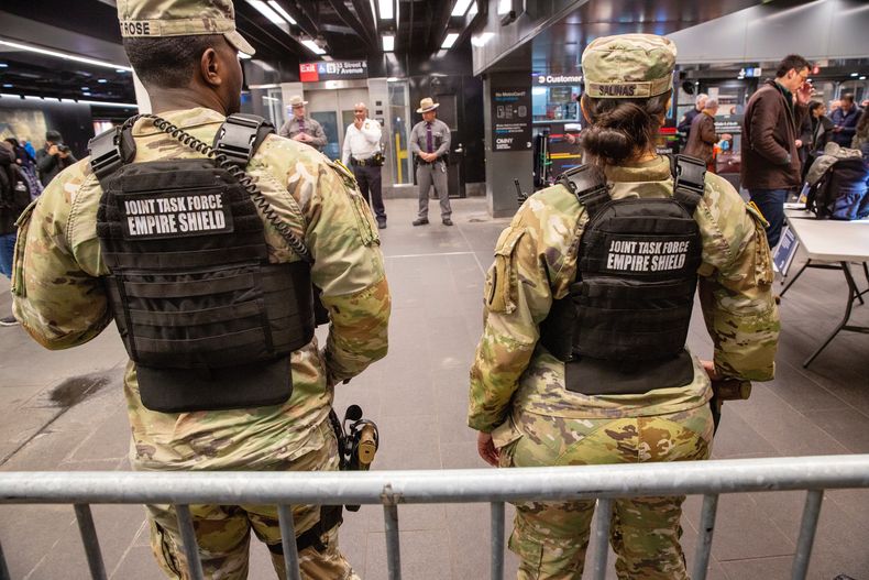 Miembros de las fuerzas armadas, incluida la Guardia Nacional, patrullan el sistema del metro en la Estación Penn, el jueves 7 de marzo de 2024, en la ciudad de Nueva York. (AP Foto/Ted Shaffrey, Archivo)