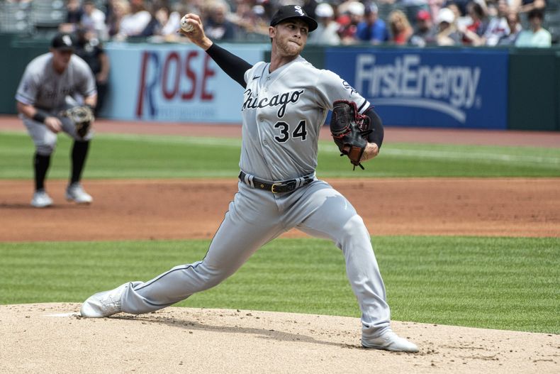 Michael Kopech, lanzador abridor de los Medias Blancas de Chicago, trabaja en la primera entrada del juego de béisbol en contra de los Guardianes de Cleveland, el miércoles 24 de mayo de 2023, en Cleveland. (AP Foto/Phil Long)