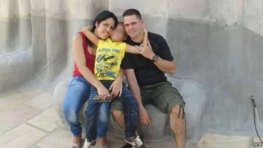 La doctora Dianelys San Román Parrado junto a su niño y su esposo.