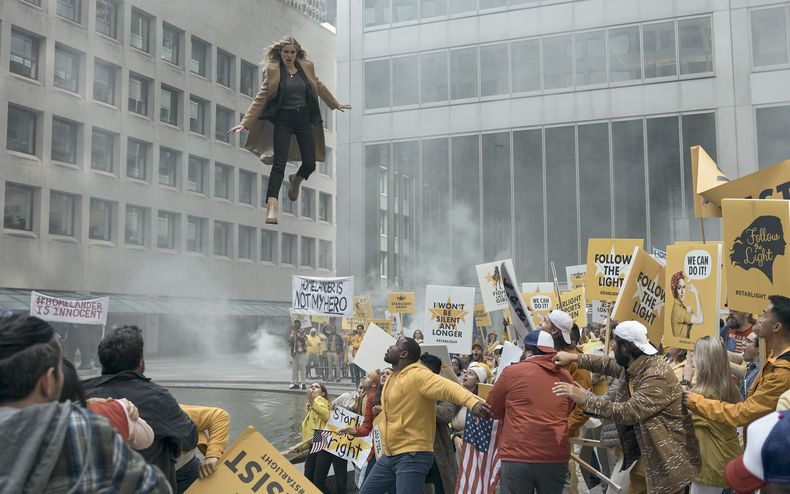 En esta imagen proporcionada por Prime Video, Erin Moriarty en una escena de la cuarta temporada de The Boys. (Jan Thijs/Prime Video vía AP)