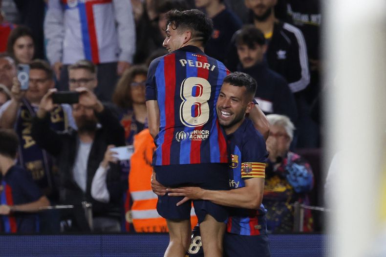 Jordi Alba (derecha) celebra tras marcar el gol que le dio al Barcelona la victoria 1-0 ante Osasuna en la Liga española, el martes 2 de mayo de 2023. (AP Foto/Joan Monfort)